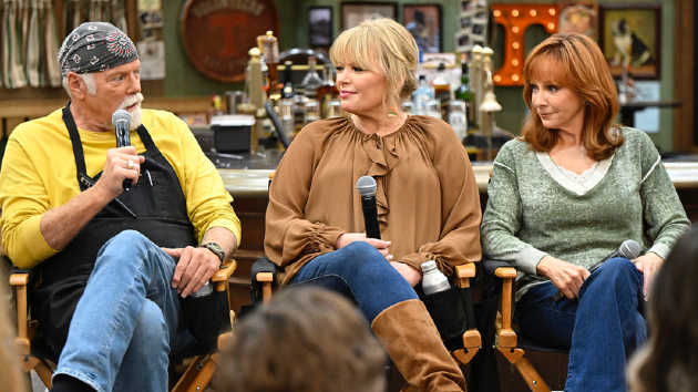 Reba McEntire reunites with ‘Reba’ castmates