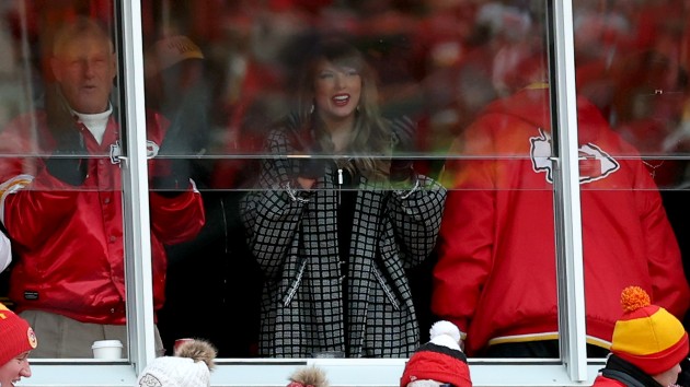 Taylor Swift and Selena Gomez cheer on the Chiefs at Arrowhead